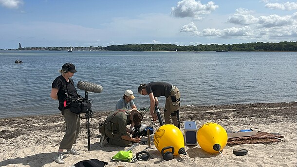 Kamerateam filmt Forscher im Einsatz am Strand